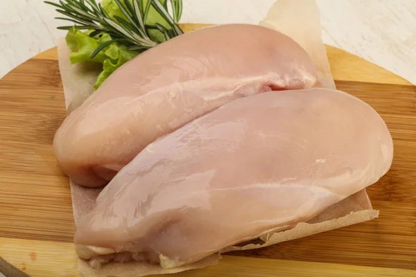 Pechuga de pollo cruda —  Fotos de Stock