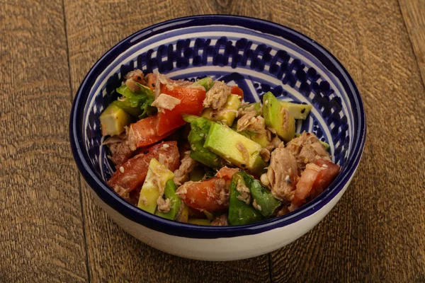 Ensalada de atún y aguacate —  Fotos de Stock