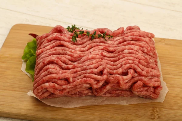 Сире м'ясо яловичини — стокове фото