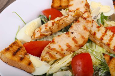 Tavuklu Sezar salatası