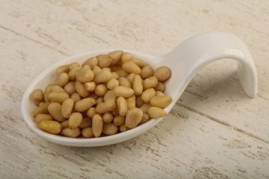 kabın içinde sedir fındık 