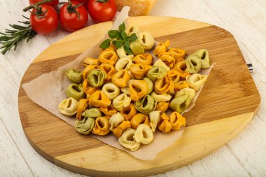 Fesleğenli ham tortellini 