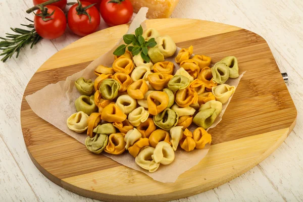 Råa tortellini med basilika — Stockfoto