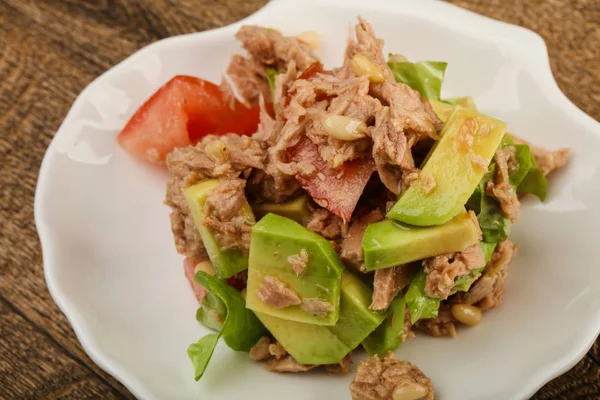 Salada de atum e abacate — Fotografia de Stock