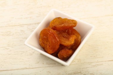 Kasede kurutulmuş kayısı.