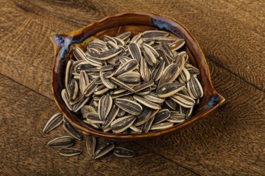 Kabın içinde ayçiçeği tohumu