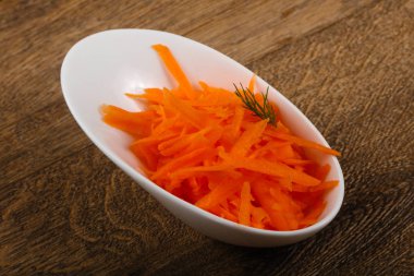 Kabın içinde rendelenmiş havuç