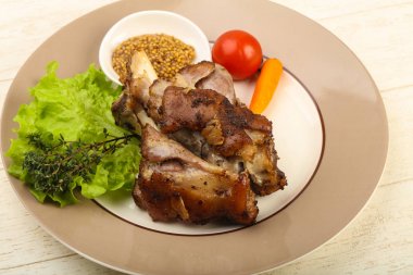 Kavrulmuş domuz diz