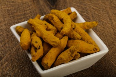 Tumeric kökü kabın içinde 