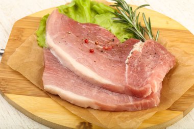 pişmemiş domuz biftek