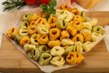 Pişmemiş makarna tortellini