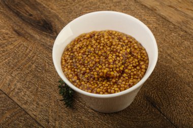 Dijon hardalı kabın içinde 