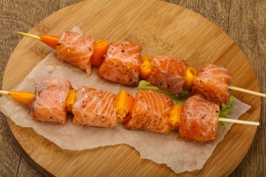 Çiğ somon şişleri