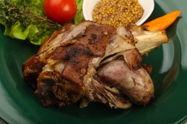 Kavrulmuş domuz diz