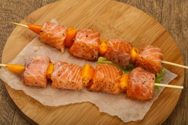 Çiğ somon şişleri