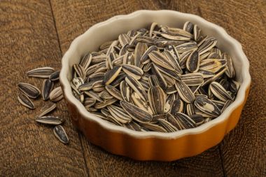 Kabın içinde ayçiçeği tohumu