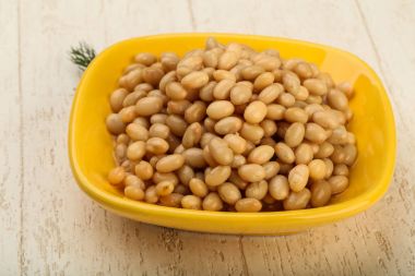 Kabın içinde beyaz barbunya fasulyesi 