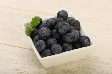 Kabın içinde olgunlaşmış yaban mersini