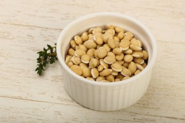 Kabın içinde çiğ beyaz fasulye