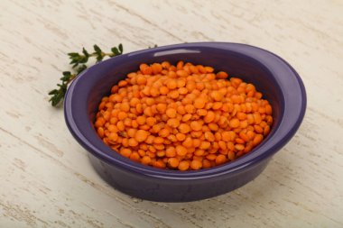 Kabın içinde portakal mercimek