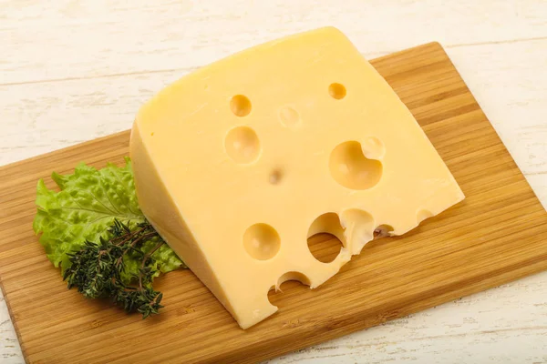 Кусок вкусного сыра — стоковое фото