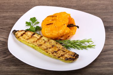 Kızarmış kabak biber ile