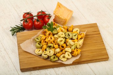 Pişmemiş makarna tortellini