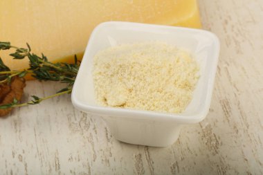 Parmesan peyniri rendesi