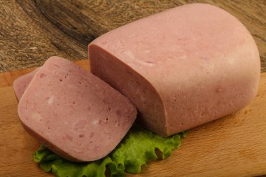 Jambon salata yaprakları üzerinde