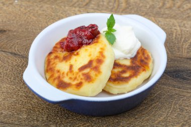 Peynirli krep reçel ile