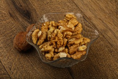 Kabın içinde açık ceviz 