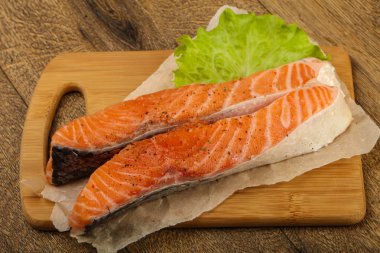Çiğ somon dilimleri