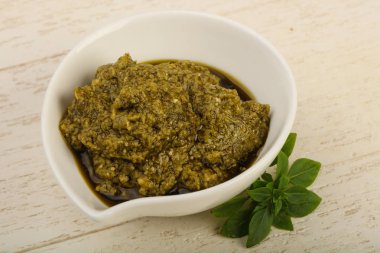 Fesleğenli pesto sos bırakır