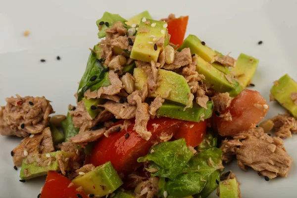 Ensalada de atún y aguacate —  Fotos de Stock