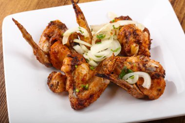 Kızarmış tavuk kanadı.