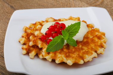 Waffle ile kırmızı kuş üzümü