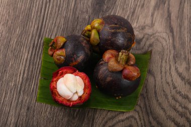 Taze olgun mangosteen