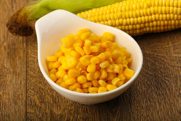 Солодкий консервованої кукурудзи — стокове фото