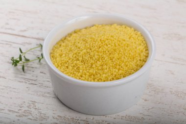 Kabın içinde ham kuskus 