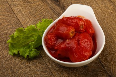 Kabın içinde soyulmuş domates