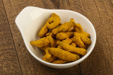 Tumeric kökü kabın içinde