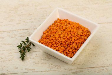 Kabın içinde portakal mercimek