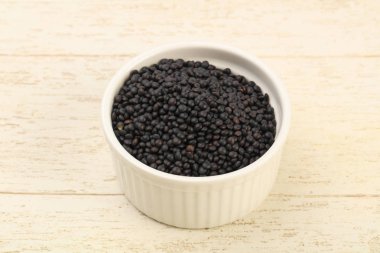Kabın içinde siyah mercimek