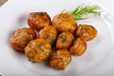 Genç fırında patates