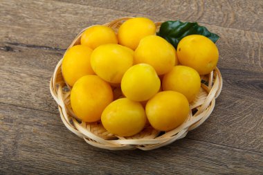 Kabın içinde sarı Erik