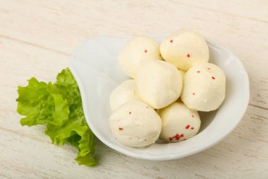 Mozzarella topları kabın içinde 