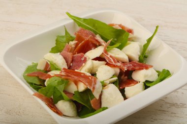 Proscuitto ile lezzetli salata