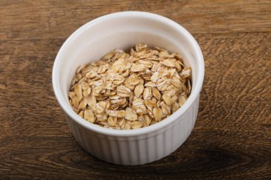 Kabın içinde çiğ yulaf ezmesi