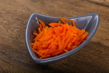 Kabın içinde rendelenmiş havuç