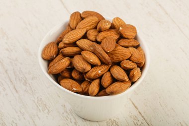 Kabın içinde olgunlaşmış badem